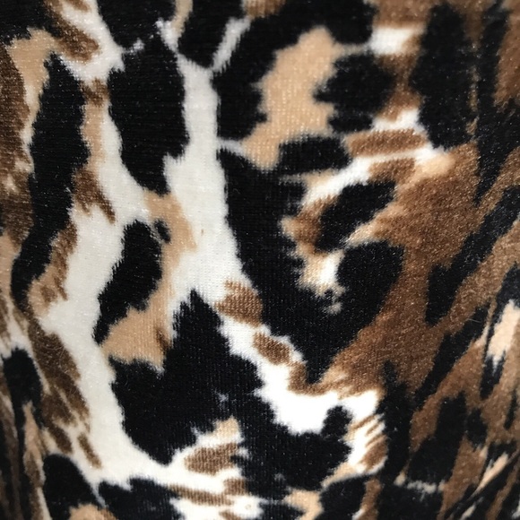 🦋✨ 2/15$ TOPS ✨🦋 Cheetah velvet top - Picture 6 of 6